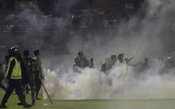 インドネシアのカンジュルハン競技場では暴徒化した観客に向け催涙弾が使われた（1日、東ジャワ州）＝AP