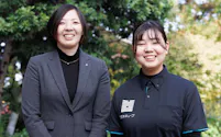 穴吹エンタープライズ人事総務部の十河楓氏(左)と新入社員の高橋奈央さん(写真=小山 壯二)