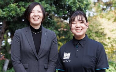 穴吹エンタープライズ人事総務部の十河楓氏(左)と新入社員の高橋奈央さん(写真=小山 壯二)