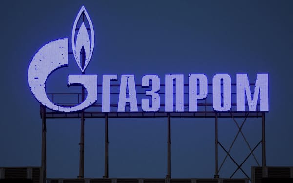 　ロシア政府系天然ガス企業ガスプロムのロゴ＝3月、ロシア・サンクトペテルブルク（ロイター＝共同）