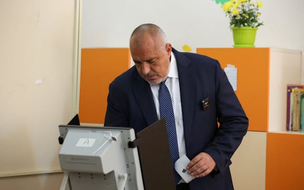 投票所に現れたGERBのボリソフ元首相（2日、ソフィア）＝ロイター
