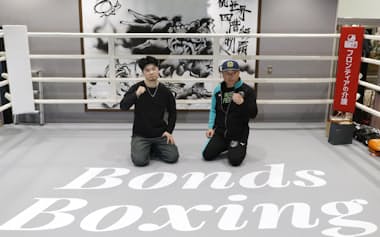 開設したボクシングジムをお披露目した田中恒成さん㊧(13日、岐阜県多治見市)=共同