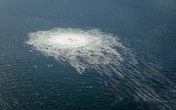 パイプライン「ノルドストリーム2」から漏れたガスの気泡（9月27日、デンマーク沖）＝ロイター