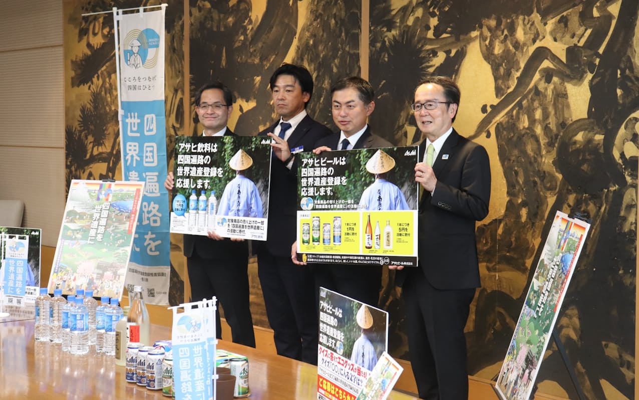 アサヒビールなどは香川県の池田知事㊨に取り組みを報告した（高松市）