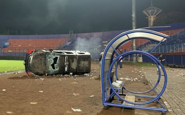 インドネシアのカンジュルハン競技場の暴動で警察車両も損傷した（2日、東ジャワ州マラン県）＝ロイター