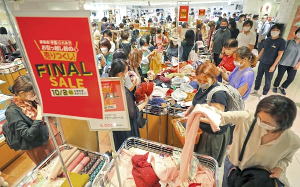 最終営業日を迎え、買い物客で混雑する小田急百貨店新宿店本館（10月2日）