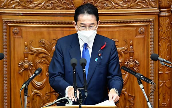 衆院本会議で所信表明演説をする岸田首相（3日）