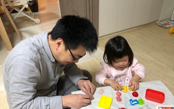 長女と遊ぶ江崎グリコの宮坂さん㊧。2020年に取得した育休は「名もなき家事」に気付くきっかけになった