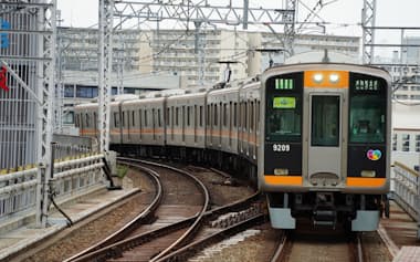阪神電鉄の旅客数は25年度に過去最高を見込む(なんば線を走る車両)