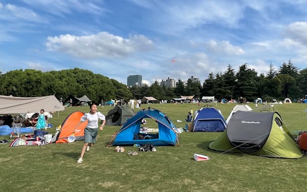 上海市の公園はテントを張ってピクニックを楽しむ人たちでにぎわう（９月）