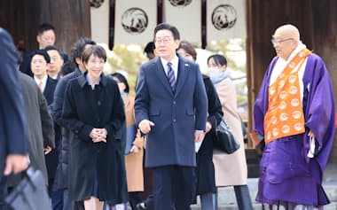 法隆寺の古谷正覚管長㊨の案内で境内を歩く高市首相と韓国の李在明大統領(14日午前、奈良県斑鳩町)=代表撮影