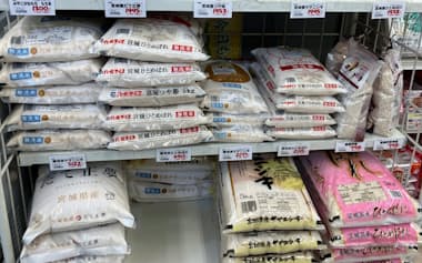 スーパーの店頭に並ぶ25年産米は高値で荷動きが鈍い(14日、仙台市)