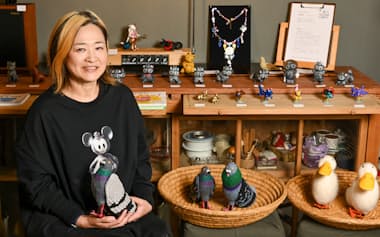 「ハトヒール」など、自作のグッズに囲まれて