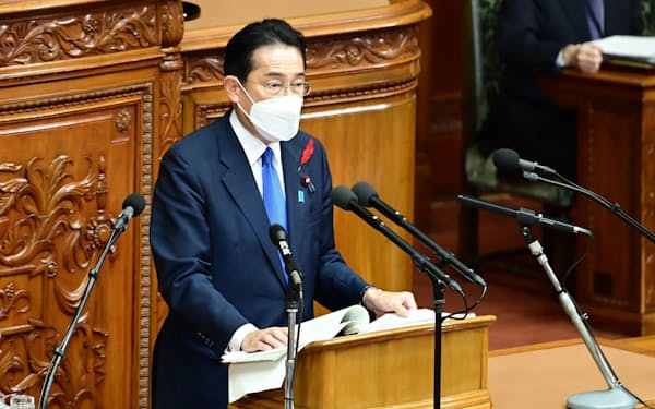 衆院本会議で所信表明演説をする岸田首相（3日）