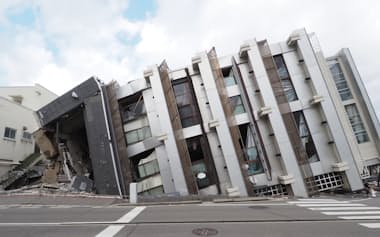 転倒したビルの南面。ビル東面が地盤にめり込んだ。2024年1月5日撮影(写真:日経クロステック)