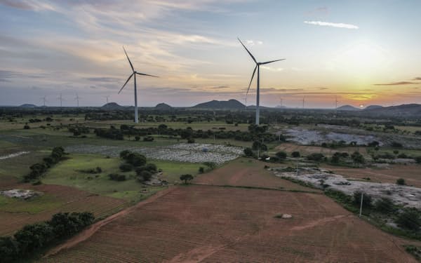 風力発電など再生可能エネルギーの重要性が増す（９月、インド南東部アンドラプラデシュ州）＝ＡＰ