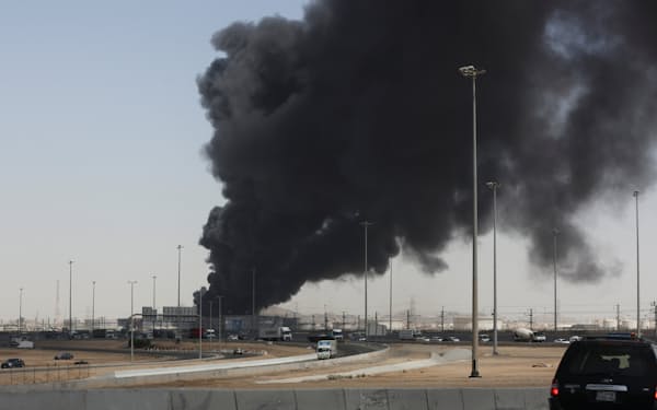 サウジアラビア西部ジッダで、攻撃を受け煙を上げる石油施設（3月）＝ロイター