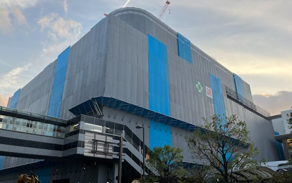 JR仙台駅東口では、来春開業予定の複合ビルの建設が進む