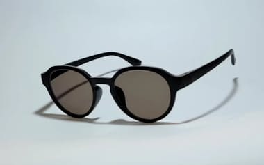 大分県豊後大野市の「Innochi」はコーヒーかすを素材にした眼鏡フレームを開発した=同社提供