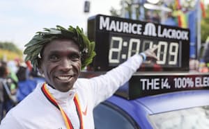 ベルリン・マラソンで2時間1分9秒の世界新をマークしたエリウド・キプチョゲ選手。37歳にしてなおトップを走り続ける＝AP