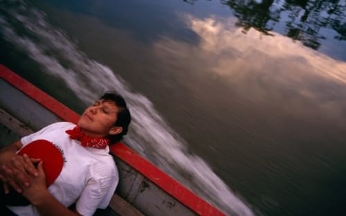 アマゾン川にボートを浮かべて昼寝する女性。船や車の旅もベッドタイムストーリーに採用されているが、特に列車の旅の物語が人気を集めているようだ。（PHOTOGRAPH BY LYNN JOHNSON, NAT GEO IMAGE COLLECTION）