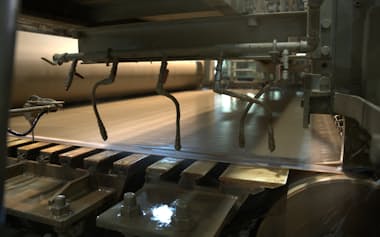段ボール原紙を製造するレンゴーの工場