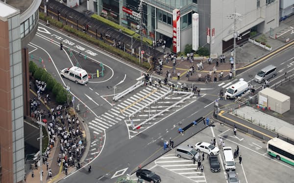 安倍元首相が銃撃された近鉄大和西大寺駅前の現場付近(7月8日、奈良市)