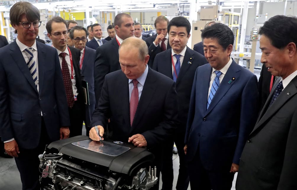 ウラジオストクにあるマツダの合弁工場を視察した安倍晋三首相（当時、右から2番目）とロシアのプーチン大統領（中央）（2018年9月）=ロイター