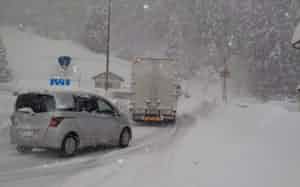 積雪で2車線確保が困難になった道路。原発事故時には避難路となる(21年1月、新潟県柏崎市) 積雪で2車線確保が困難になった道路。原発事故時には避難路となる(21年1月、新潟県柏崎市)