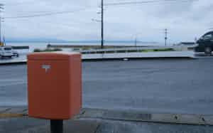 郵便物の数はピーク時の半分近くにまで落ち込んでいる 郵便物の数はピーク時の半分近くにまで落ち込んでいる