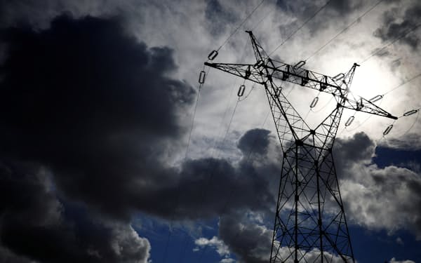 フランスの高圧送電線。フランスは独自のエネルギー対策で先行するが、欧州各国の間では、電力事情の違いによりＥＵの対策に賛否が分かれる＝ロイター