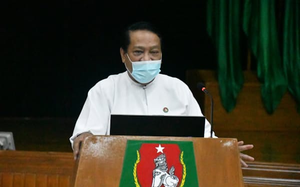 記者会見する連邦団結発展党のキンイー氏（2020年11月、ヤンゴン）