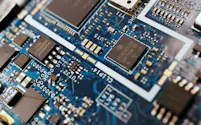 すずは半導体部品のはんだに使われる=ロイター