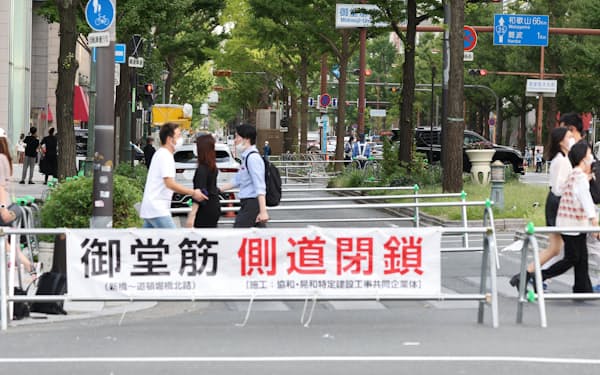 御堂筋の側道の一部を閉鎖するため設置された車止め（4日、大阪市中央区）