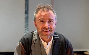 麻布台ヒルズ低層部をはじめ、世界各地で独創的な建築を手がけるトーマス・ヘザウィック氏