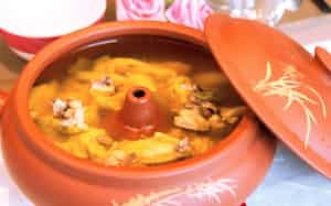 「汽鍋鶏」は煙突状の突起がある特殊な鍋を使う中国料理だ ©Alamy Stock Photo/amanaimages 「汽鍋鶏」は煙突状の突起がある特殊な鍋を使う中国料理だ ©Alamy Stock Photo/amanaimages