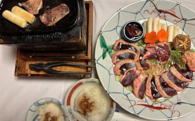天然の鴨肉を鉄板で焼く