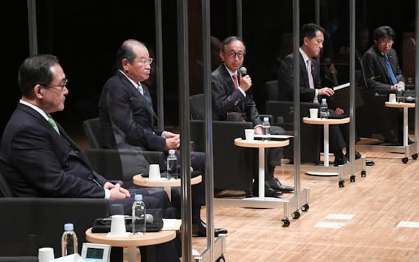 討論する(左から)太田、中田、亀澤、奥田、木原の各氏(4日、東京・大手町)