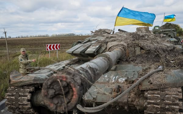 ウクライナ軍が確保したロシア軍の戦車（9月、ハリコフ州）=ロイター