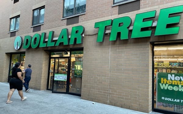 インフレ下でダラーツリーなど「1ドルショップ」が出店を増やしている（6月、ニューヨーク市のクイーンズ地区）