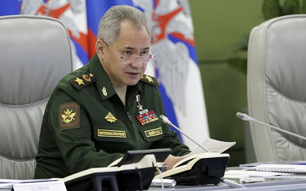 ロシアのショイグ国防相は部分動員令で「約20万人が軍に加わった」と明らかにした=ロシア国防省提供・AP