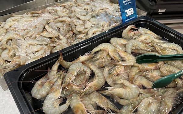 エビの伝染病対策が急務となっている（９月中旬、バンコクのスーパーの海鮮売り場）