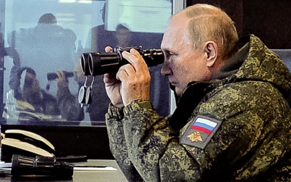 極東地域での軍事演習を視察するプーチン氏（9月6日）=Sputnik・ AP