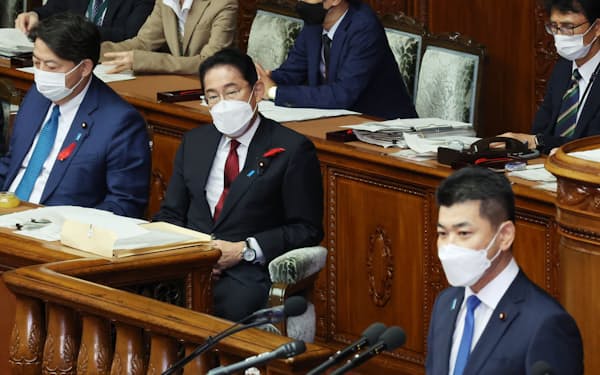 衆院本会議で立憲民主党の泉代表（右）の質問を聞く岸田首相（5日）