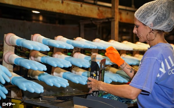 米国では、製造業の復活がより広範囲に広がっている(アラバマ州の医療用手袋工場)=ロイター
