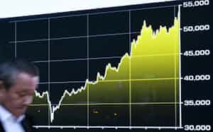 日経平均株価は年明け早々に過去最高値を更新した(東京都中央区) 日経平均株価は年明け早々に過去最高値を更新した(東京都中央区)