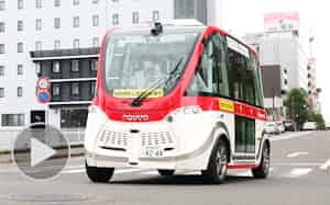 実証実験で名古屋市中心部を走行する自動運転車(9月、名古屋市)
