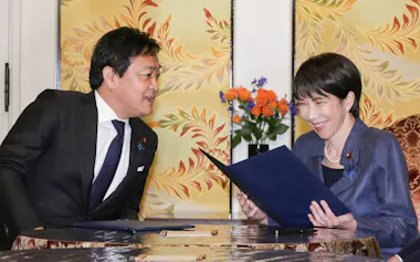 「年収の壁」178万円に引き上げで合意文書を交わす高市首相と国民民主党の玉木代表(2025年12月、国会内)