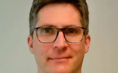 Stefan Kühn オランダのマーストリヒト大学で経済学博士号。国際労働機関(ILO)では世界や地域における労働市場の動向を分析している。ドイツ出身