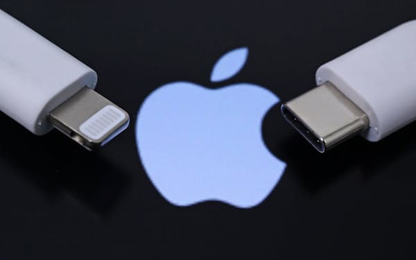EUはスマホなどの充電規格を「USBタイプC」㊨で統一する（左はアップルの「ライトニング」端子）